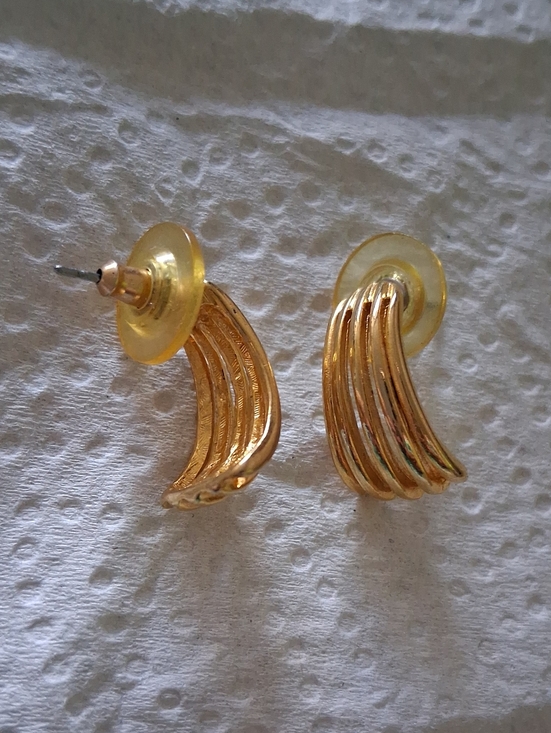 CURVED WAVE HOOPS EARRINGS WITH HANDSET STONES – Joanna  Gold-Tone Curved Wave Clip Earrings - Women Jewelry